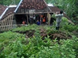 TANAH LONGSOR DI PADUKUHAN KALIWULUH DESA JURANGJERO